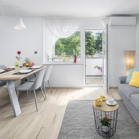 App***Max Apartment Pula Bagian luar foto