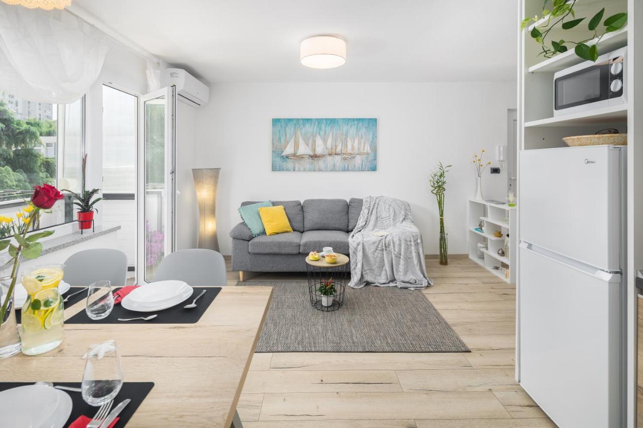 App***Max Apartment Pula Bagian luar foto